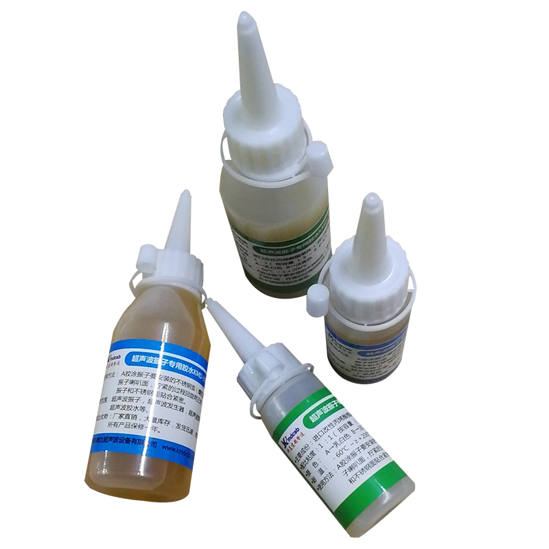 超声波切割机正面视图，透明防护罩下方是精密切割刀头，不锈钢工作台面，控制系统面板显示各项参数，整体设计专业